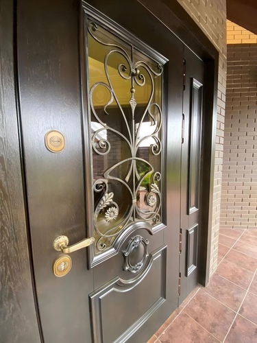 Парадная дверь с остеклением