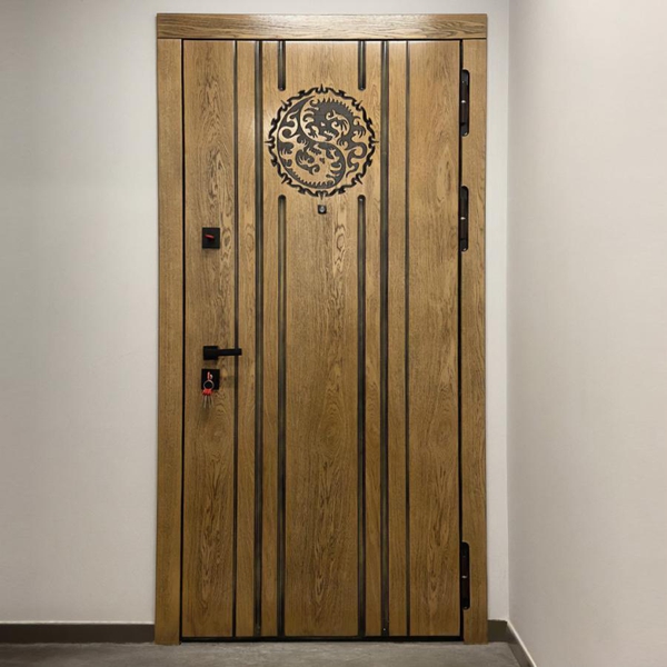 Квартирная дверь с фрезеровкой