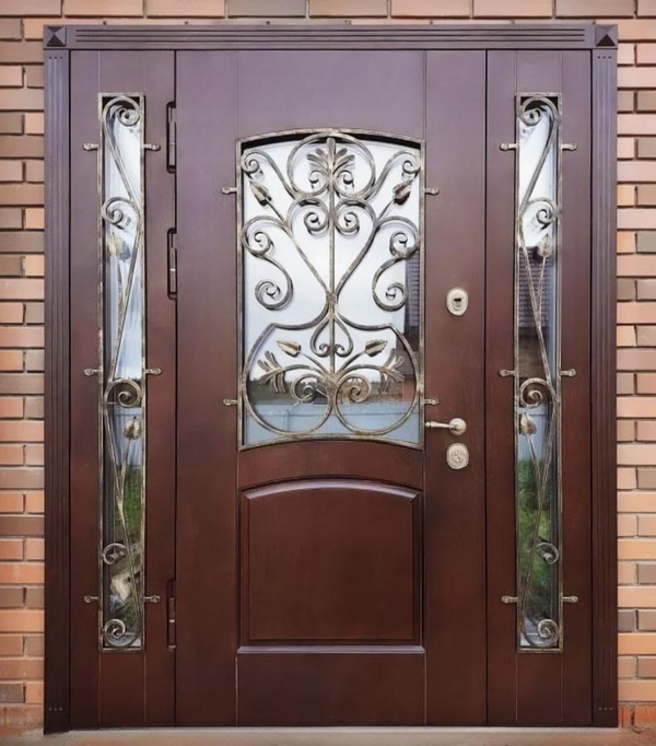 Входная парадная дверь