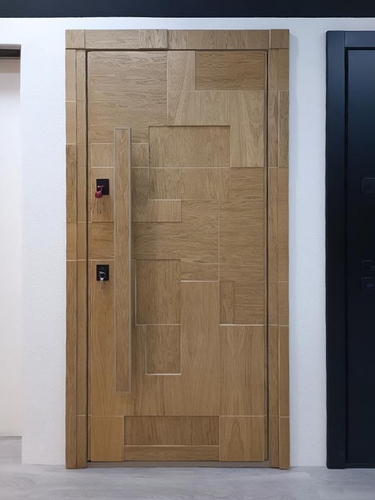 Дверь в выставочном зале