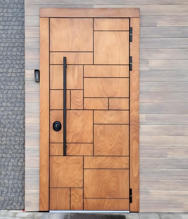 Уличная дверь с черной ручкой