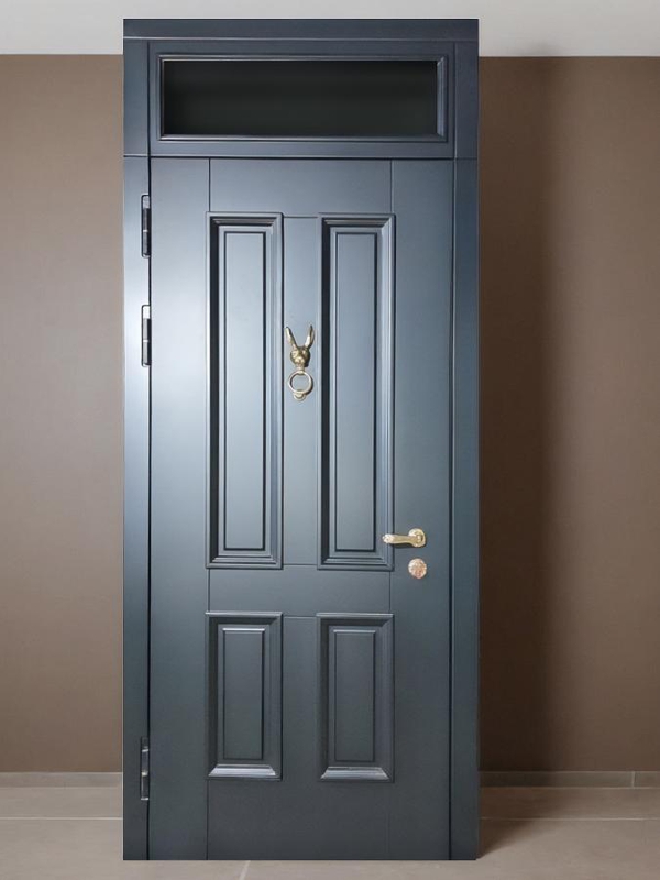 С фрамугой и кнокером