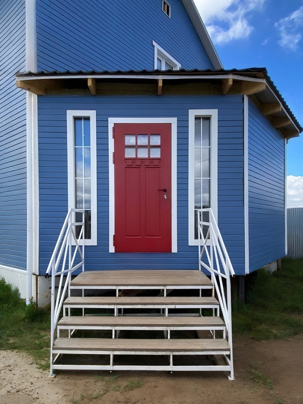 Красная остекленная дверь