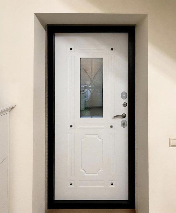 Входная дверь с остеклением