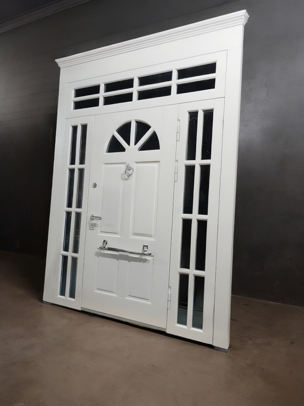 Парадная белая