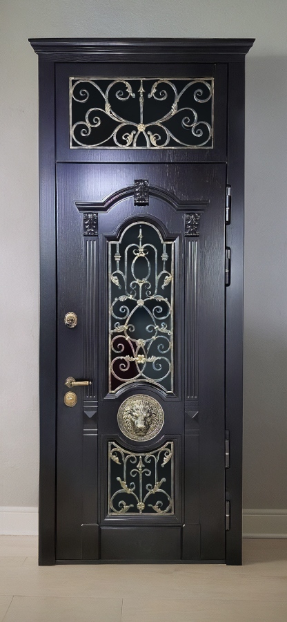 С фрамугой и ковкой