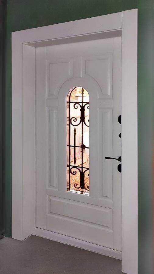 Белая дверь с ковкой