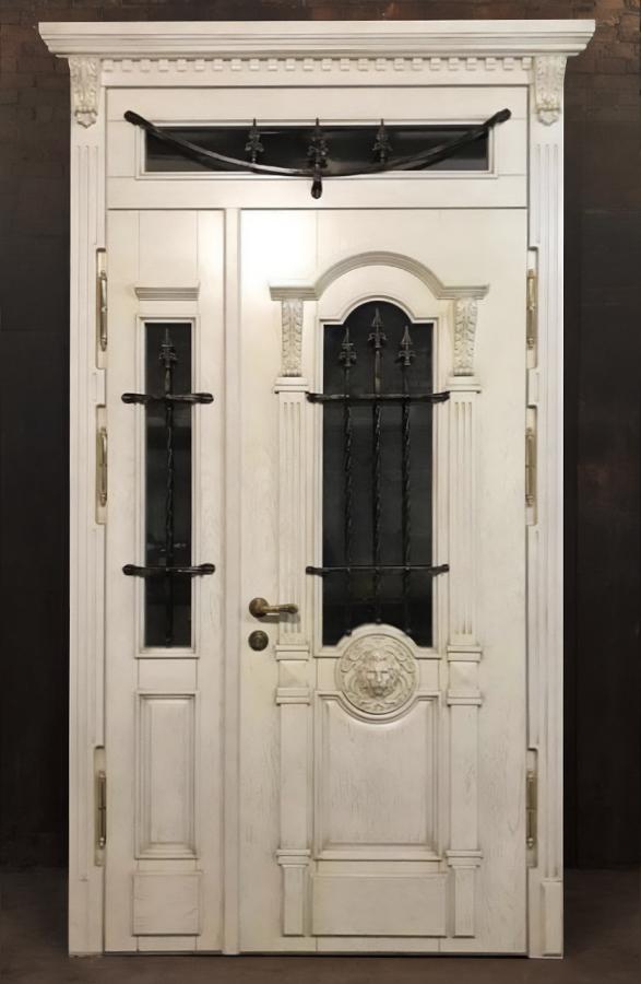 Парадная дверь с ковкой и резьбой