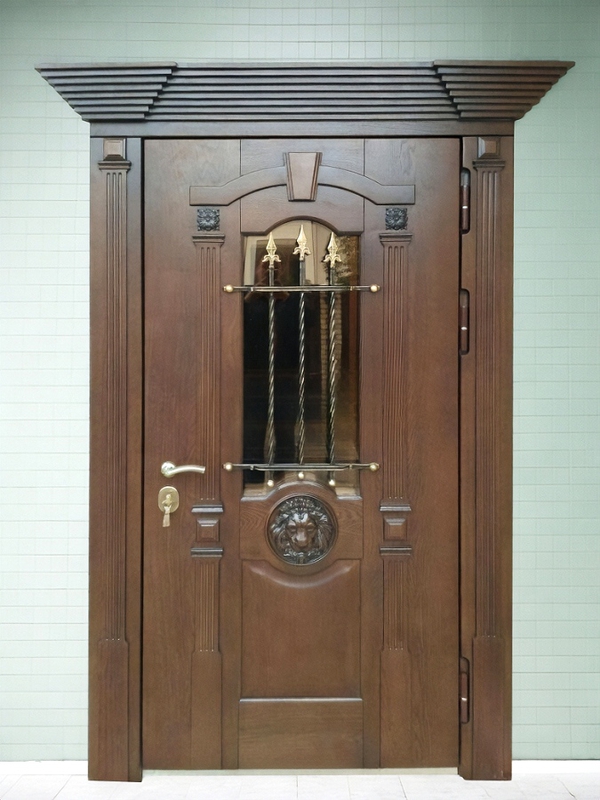 Уличная дверь с капителями