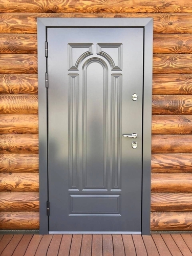 Дверь в бревенчатом доме