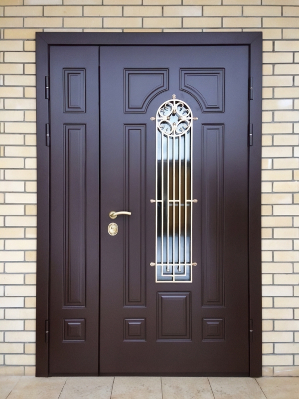 Полуторная дверь с ковкой