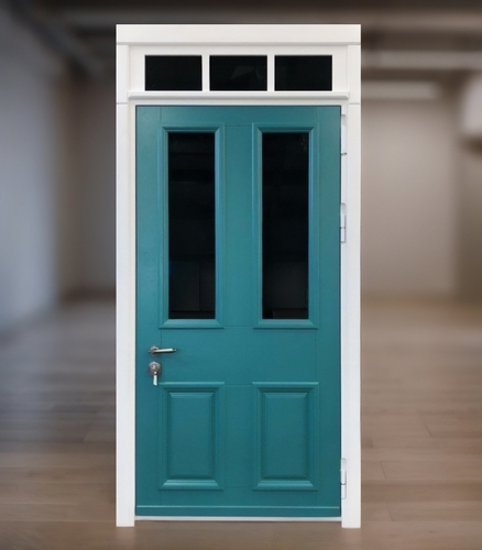 Двухцветная дверь с окнами