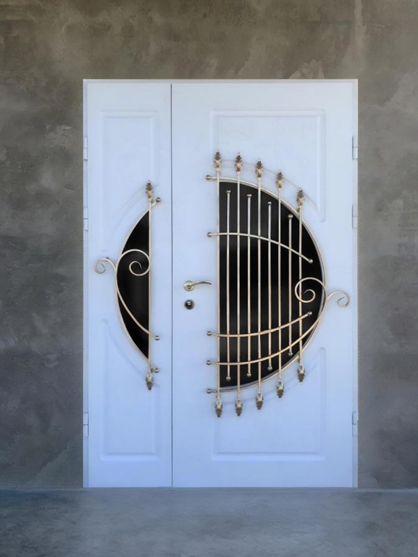 Белая дверь с фигурными стеклами