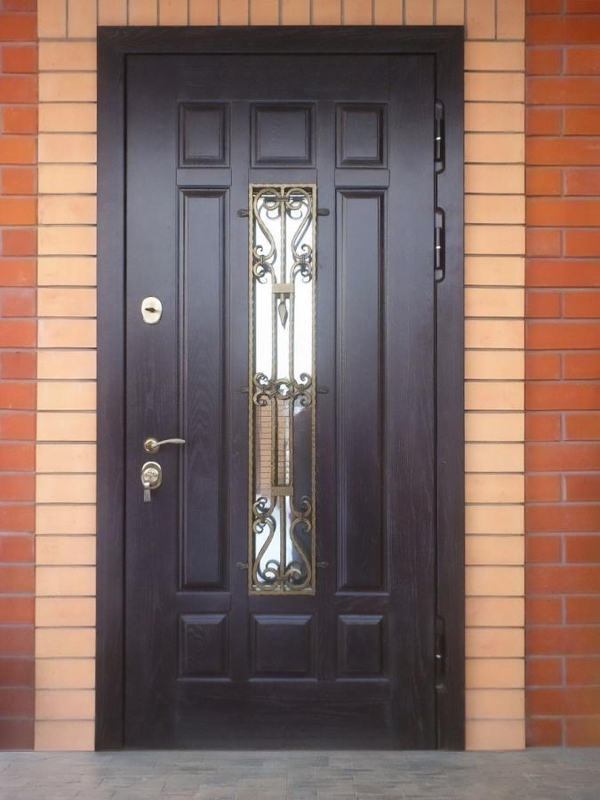 Дверь с ковкой и стеклом