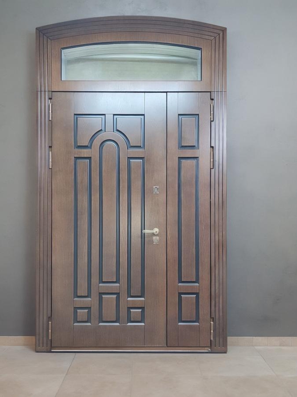 Полуторная дверь с фрамугой