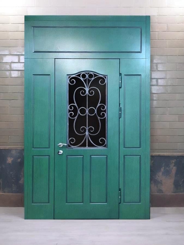Зеленая нестандартная дверь
