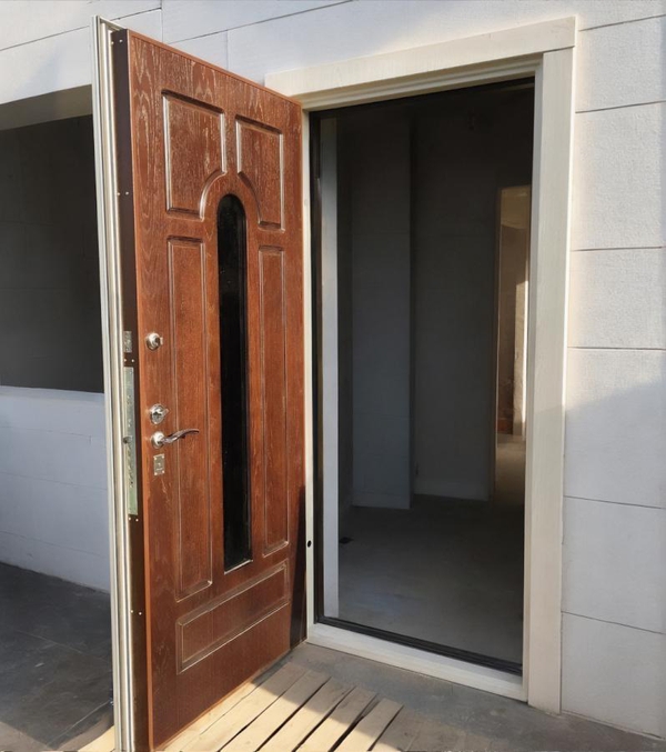 Дверь МДФ с узким стеклом