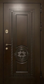 Металлическая дверь для квартиры с темными панелями МДФ с фрезерной резкой