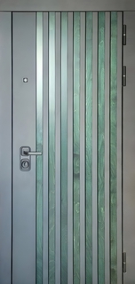 Стальная дверь для квартиры с серыми панелями МДФ RAL и вертикальными зелеными рейками Стальная дверь для квартиры с серыми панелями МДФ RAL и вертикальными зелеными рейками