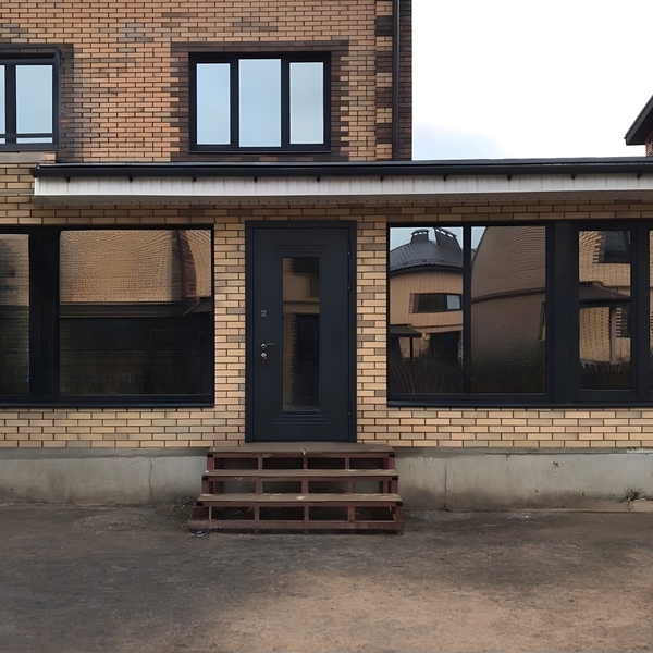 Остекленная дверь в частном доме