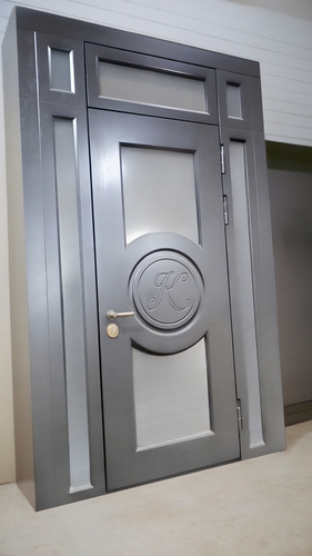 Нестандартная дверь с фрезерованной монограммой