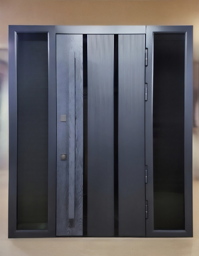 Дверь со стеклами по бокам