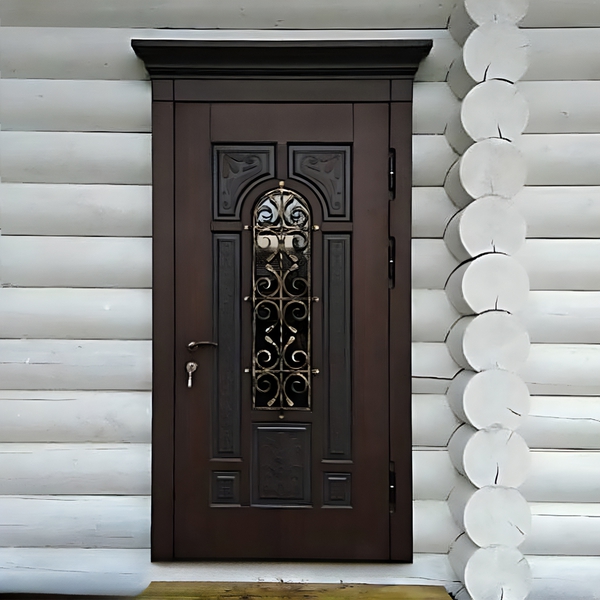 Дверь в частном доме с карнизом