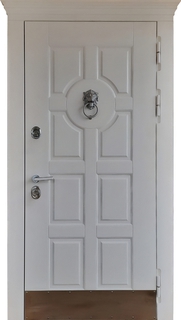 Входная термодверь с белым МДФ RAL, отбойником, карнизом и кнокером «лев»