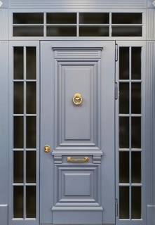 Остекленная парадная термодверь с кнокером и окрашенными панелями МДФ RAL с багетом